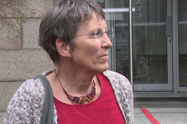 Gisèle Garreau devant le tribunal de Saint-Brieuc le 21 octobre 2021