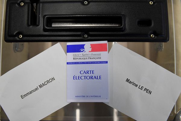 Deux bulletins de vote ce dimanche : Emmanuel Macron et Marine Le Pen