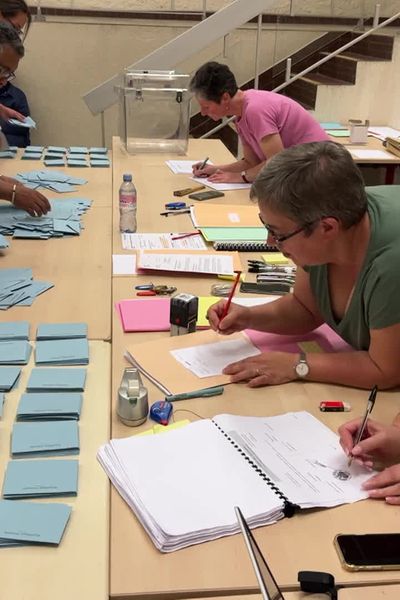 C'est parti pour le dépouillement dans ce bureau de vote de Civray, dimanche 30 juin, 18 heures a sonné.