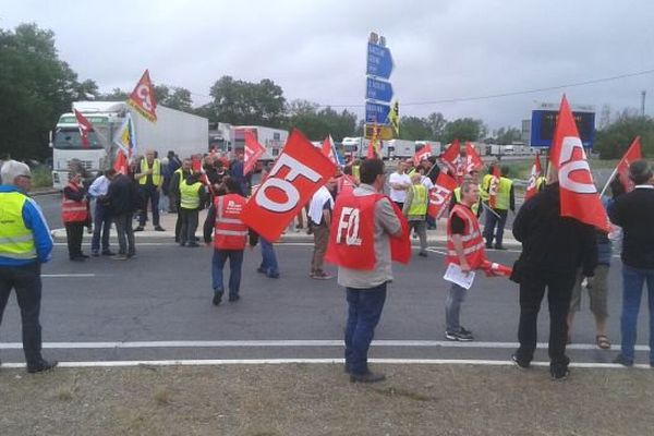 les manifestants bloquent l'accès au péage à Perpignan le 26 mai