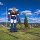 La statue géante de Goldorak érigée sur un rond-point, à Thiers, dans le Puy-de-Dôme.