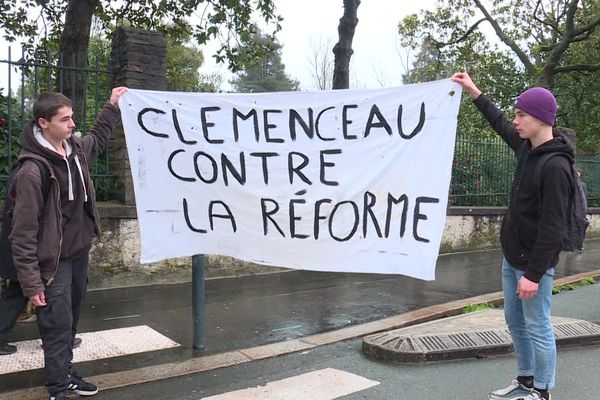 Des manifestants se sont rassemblés devant l'entrée du lycée Clemenceau dans le centre-ville de Nantes ce vendredi matin pour protester contre la réforme du bac