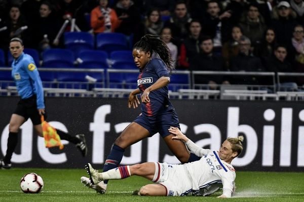 La Parisienne Kadidiatou Diani résistant au tacle de la Lyonnaise Jessica Fischlock, lors du match de D1 OL-PSG, le 13 avril 2019.