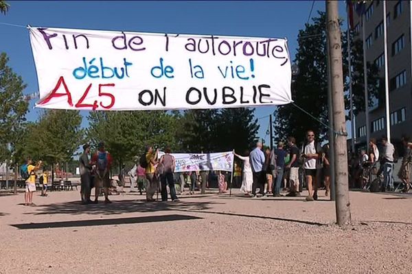 Des opposants à l'A45 devant l'hôtel de Région- Lyon,  le 05 juillet 2017