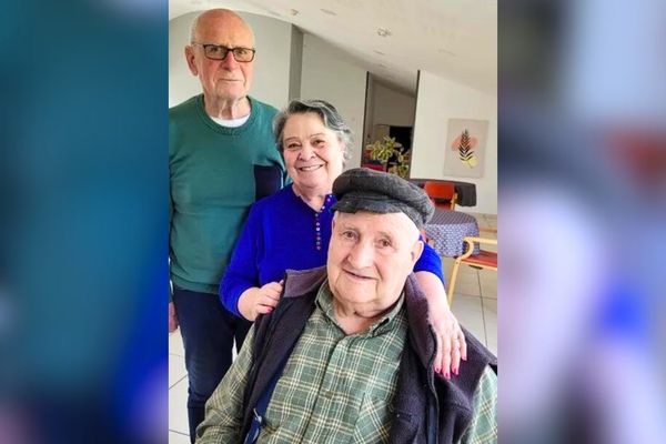 Jean Guiet, bientôt 88 ans, habite les Nymphéas depuis octobre 2023. Ici, il est entouré de sa nièce Claire et son époux Jean