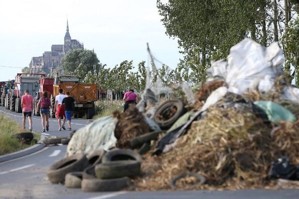 Blocus des éleveurs ce mardi près du Mont-Saint-Michel. 