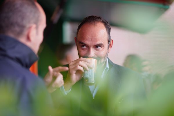 Édouard Philippe, Premier ministre et ancien maire du Havre, déguste un café brésilien lors du départ de la Transat Jacques Vabre au Havre