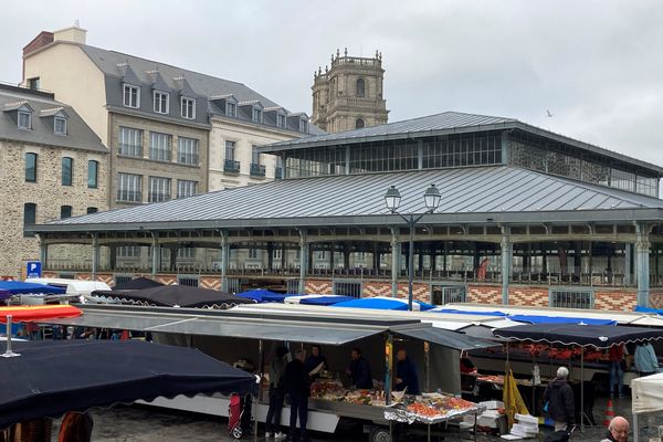 Elément central du Marché des Lices : les halles Martenot en brique et acier