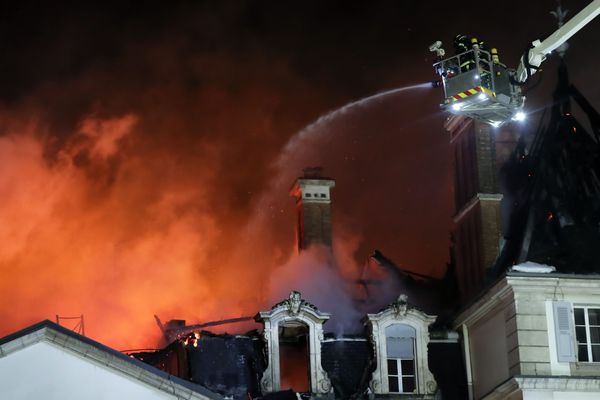 Une tour du château de Jouanin, à Cazaubon (Gers) a pris feu frappé par la foudre, dans la nuit du 13 au 14 août 2024. Image d'illustration.