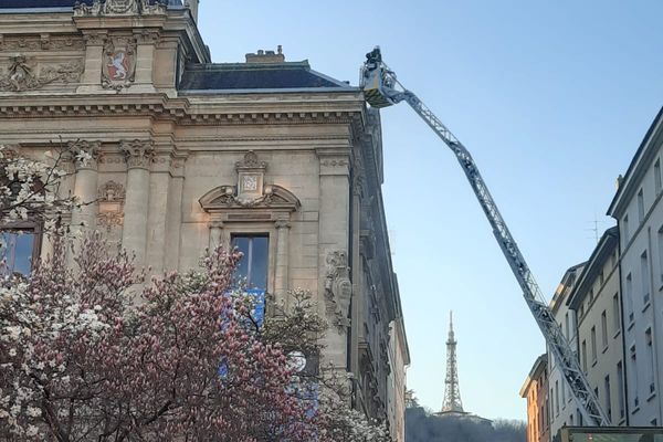 Intervention des pompiers sur la toiture du théâtre des Célestins après des dégagements de fumées