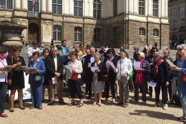 L'hymne européen chanté place du Parlement de Bretagne à Rennes ce 9 mai 2018 pour la journée de l'Europe