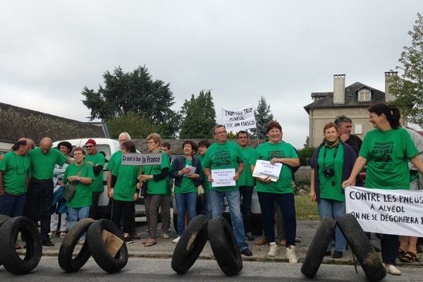 Manifestation des opposants à l'enfouissement des pneus Wattelez