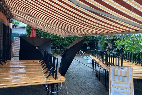 Tables et chaises rangées sur les terrasses attendent le beau temps