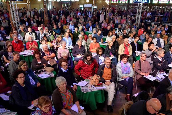 Festival Étonnants Voyageurs 2019 : Le public du café littéraire dans le Magic Mirror. 08/06/2019 à Saint-Malo