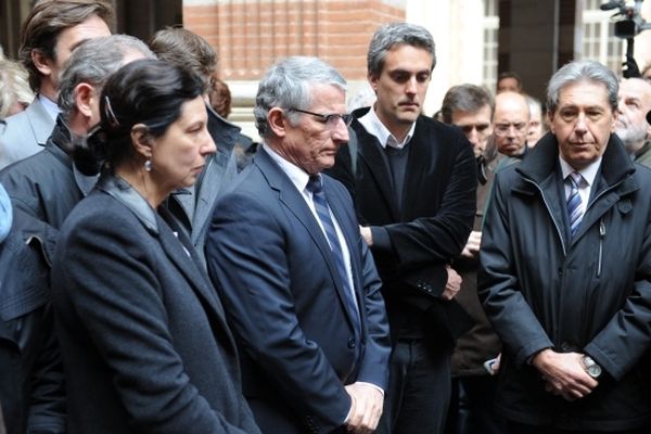 Pierre Cohen (au centre) pendant une minute de silence au Capitole, le 20 mars 2012, au lendemain de la tuerie de l'école juive de Toulouse