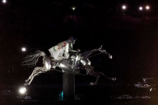 Cette scène de ce cheval d'argent au galop sur la Seine restera une des images forte de la cérémonie d'ouverture des JO de Paris 2024.