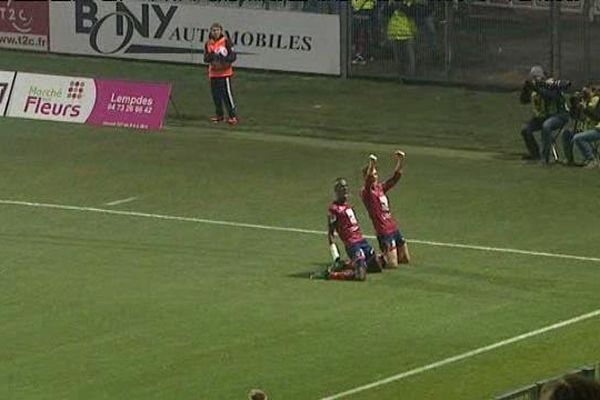 Juste avant la mi-temps, sur un corner, Dugimont dépose le ballon sur la tête du jeune Laporte qui marque ainsi son premier but en équipe une.