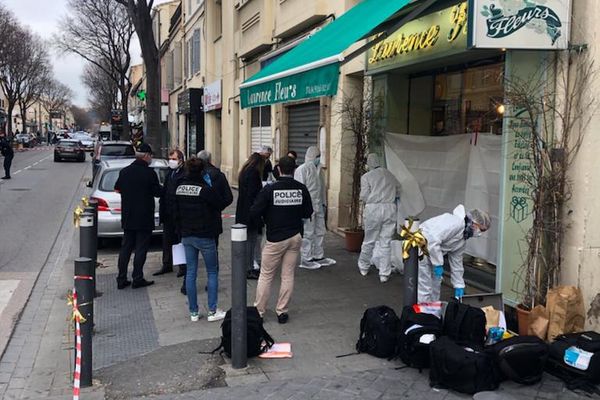 Huit impacts de balle ont été retrouvés sur place.