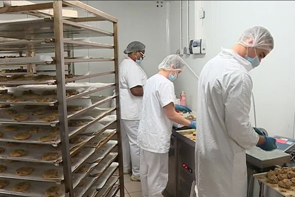 Dans cet atelier de production artisanale de biscuits, la majorité des salariés est associée. 