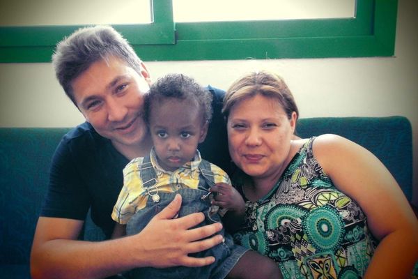 Jennifer et Cédric, lors de leur première rencontre avec Théo à Djibouti, en octobre 2013