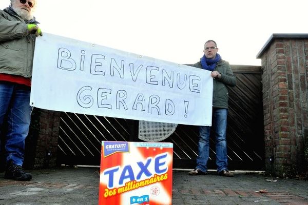 Des militants devant l'entrée de la nouvelle résidence belge de Gérard Depardieu, à Néchin. 