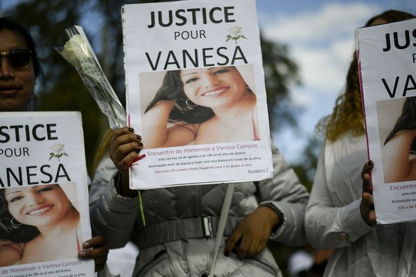 Des personnes demandent justice pour Vanesa Campos lors d'une marche blanche organisée le 24 août 2018.