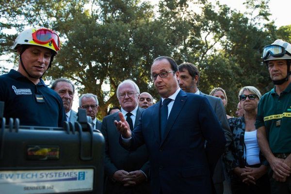 François Hollande lors de son déplacement dans le Var, auprès des services de lutte contre les feux de forêts