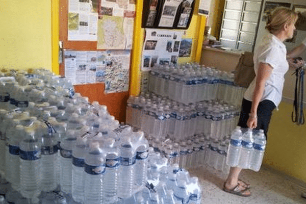 Les habitants peuvent aller chercher les bouteilles d'eau à la mairie à partir de lundi 16 décembre. (Image d'illustration)