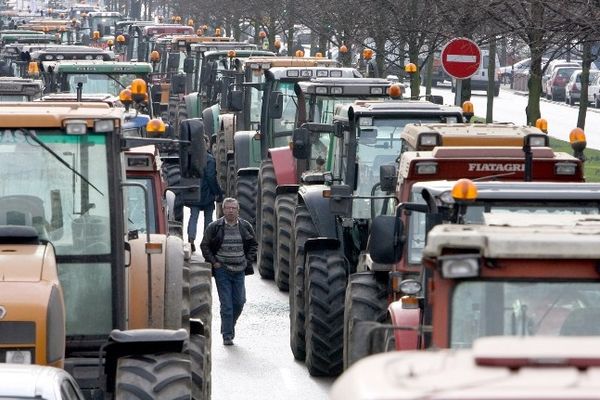 Des tracteurs bloquent l'entrée de Lille en 2008. 