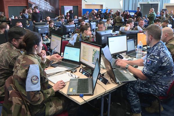 Quelque 140 personnes, dont des militaires de 15 pays, participent à Toulouse
au 4 eme exercice militaire spatial, simulation unique en Europe pour préparer l'armée française et ses alliés à l'éventualité d'une crise dans l'espace.