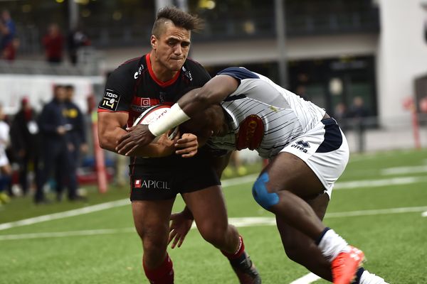 Benjamin Botica contré par l'agenais Filipo Nakosi au stade Charles-Mathon d'Oyonnax, samedi 9 septembre 2017. 