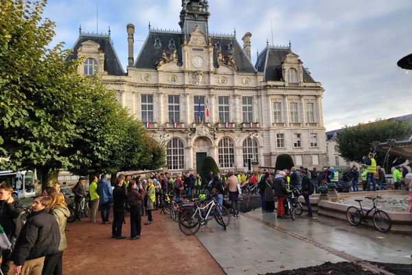 Vêtus de gilets réfléchissants, les cyclistes ont rendu hommage à Paul, tué à Paris le 15 octobre par un automobiliste.