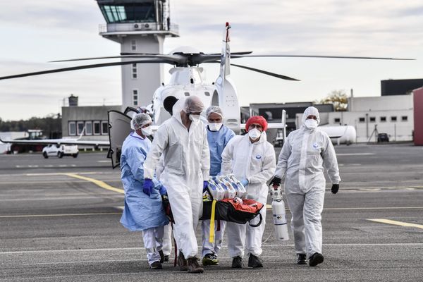 Le 27 octobre, un patient gravement atteint de la Covid-19 était transporté en avion médicalisé, depuis Bron vers Bordeaux, pour soulager les hôpitaux lyonnais.