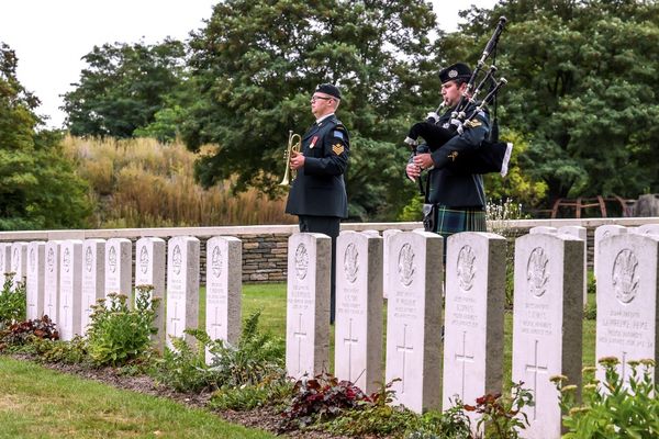 Un soldat canadien joue de la cornemuse au cimetière britannique de Loos-en-Gohelle en août 2018.