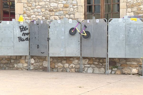 Les communes ont laissé les panneaux utilisés pour les élections européennes en attendant les prochaines.