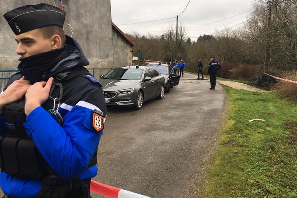 Les gendarmes devant la maison de l'octogénaire à Saint-Léonard-de-Noblat, ce jeudi 2 janvier 2020.