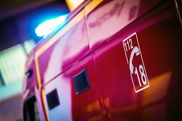 Le conducteur âgé de 60 ans était déjà mort lorsque les pompiers sont arrivés sur place.