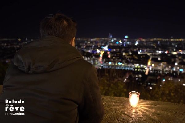 A Lyon, la Fête des Lumières 2020 est annulée, Grégory Cuilleron ouvre le livre des souvenirs avec ses invités dans une émission spéciale sur France 3 Auvergne-Rhône-Alpes.