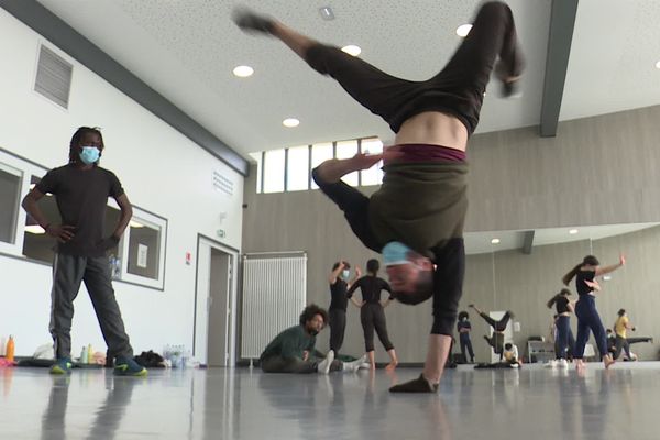 Les danseurs d'Hervé Koubi en pleine répétition au BCMO de Calais