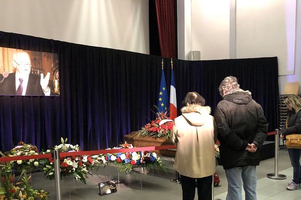 A Puy-Guillaume (Puy-de-Dôme), les habitants rendent hommage à Michel Charasse, resté maire de la commune pendant plus de 30 ans.