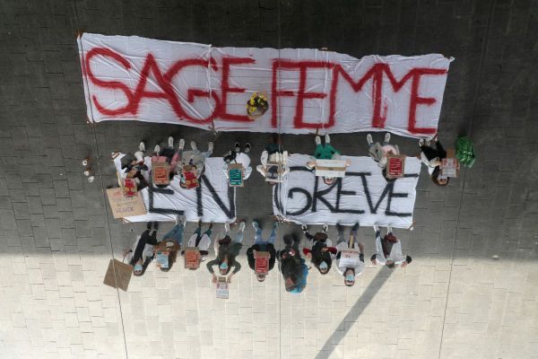 Grève des sages-femmes à Marseille qui revendiquent une reconnaissance de leur profession et demandent un salaire plus élevé.