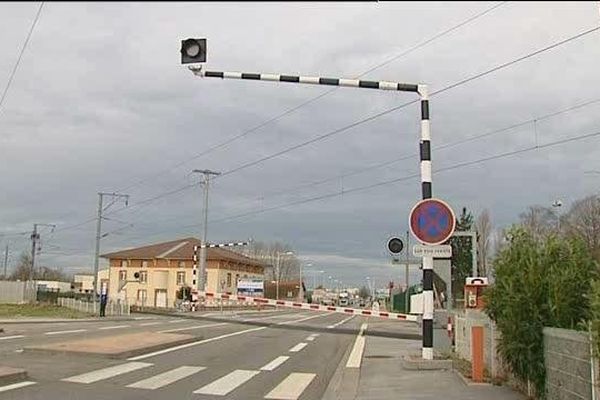 C'est à ce passage à niveau qu'il y a trois ans a eu lieu un accident impliquant un véhicule et un TGV.
