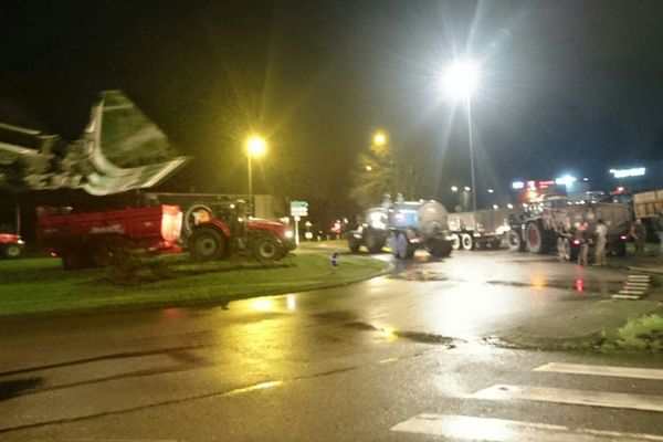 Les Jeunes agriculteurs du Finistère ont mené en soirée une action éclair sur le parking du Carrefour de Quimper - 28/01/2018