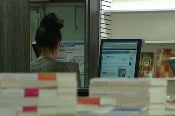 Trente cinq salariés de la librairie des Volcans à Clermont-Ferrand craignent la liquidation définitive de leur magasin qui figure pourtant parmi les cinq meilleurs chiffres d'affaire du groupe Chapitre.