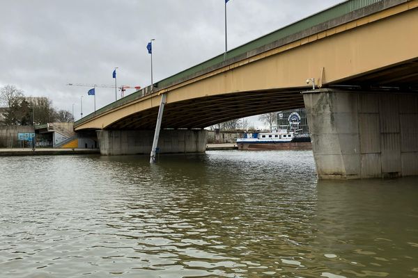 La grue d'une péniche a heurté le pont Guillaume-le-Conquérant à Rouen