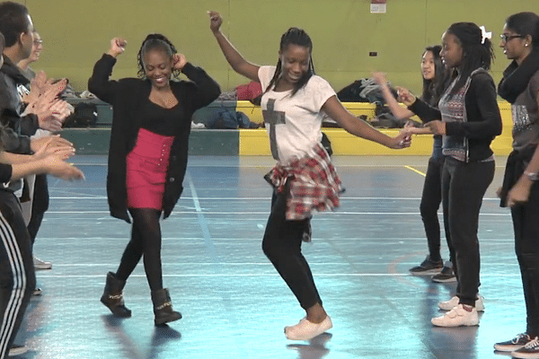 Elfie et Mégane du groupe collège doivent faire leur voeux pour le lycée l'an prochain. Alors un peu de danse pour se détendre, ça fait du bien