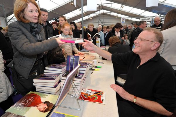 L'auteur Jean Teulé en dédicace lors de la 30e édition de Lire à Limoges.