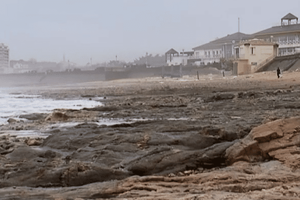 Il y a moins de sable sur la plage du Tranchet du côté de Château-d'Olonne.