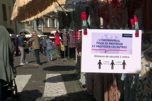 Les commerçants doivent désormais obligatoirement porter un masque au marché de Louhans.