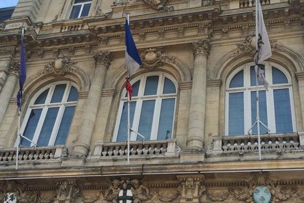 La ville de Tourcoing, par exemple, a mis ses drapeaux en berne.